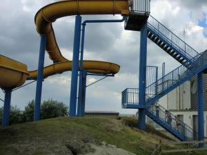 eine Rutsche und eine Treppe auf einem Spielplatz in der Unterkunft Friesengold Modern retreat in Bensersiel