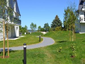 Residence on Lake Balmer في بالم: مسار متعرج في العشب بجوار مبنى