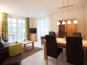 Residence on Lake Balmer في بالم: غرفة معيشة مع طاولة وغرفة طعام