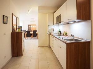 Residence on Lake Balmer في بالم: مطبخ مع حوض وطاولة عمل +18 صورة