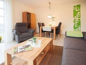 Residence on Lake Balmer في بالم: غرفة معيشة بها أريكة وطاولة