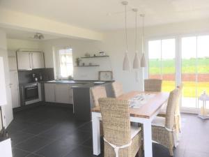 Kuchyň nebo kuchyňský kout v ubytování "Baltic Sea Breeze" Modern retreat