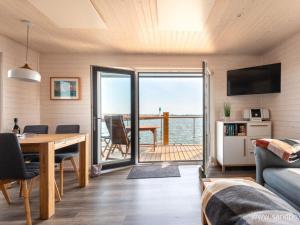 een woonkamer met uitzicht op de oceaan bij Houseboat Harmony in Stralsund