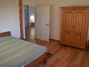 um quarto com uma cama e uma porta de madeira em Holiday apartment in Flieth-Stegelitz 