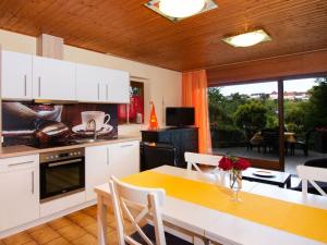 een keuken met een tafel en een eetkamer bij Holiday home Blumenhain in Bad Wünnenberg