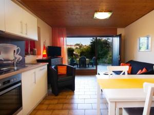 een keuken en een woonkamer met een bank en een tafel bij Holiday home Blumenhain in Bad Wünnenberg