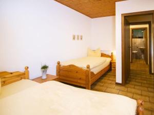een slaapkamer met 2 bedden en een badkamer bij Holiday home Blumenhain in Bad Wünnenberg