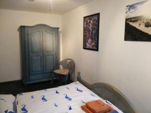 een slaapkamer met een bed met blauwe vogels op de lakens bij Borkum Freedom 1 in Borkum
