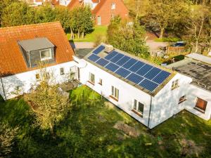 een luchtzicht op een huis met zonnepanelen erop bij Borkum Freedom 1 in Borkum