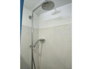 een douche met een douchekop in de badkamer bij Borkum Freedom 1 in Borkum