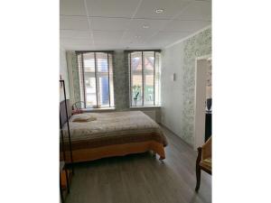 Schlafzimmer mit einem Bett und einem Fenster in der Unterkunft CATHEDRAL WHISPERS Modern retreat in Schwerin