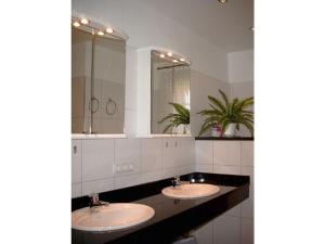 奥特尔恩多夫Seeperle Modern retreat的浴室里有两个洗手池和一面镜子