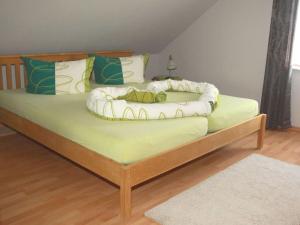 "Am Barschsee" Modern retreat tesisinde bir odada yatak veya yataklar