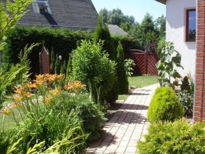 - un jardin avec une passerelle en briques à côté d'une maison dans l'établissement "Am Barschsee" Modern retreat, 