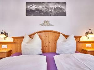 1 Schlafzimmer mit 2 Betten und weißen Kissen in der Unterkunft Holiday apartment "Wetterstein" in Krün