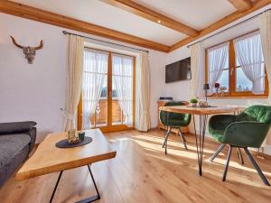 ein Wohnzimmer mit einem Sofa und einem Tisch in der Unterkunft Holiday apartment "Wetterstein" in Krün