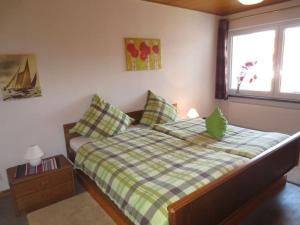 a bedroom with a bed and a window at Kläs Haus Eifelsonne 