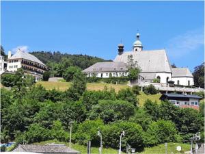 eine Gruppe von Gebäuden auf einem Hügel in der Unterkunft Apartment Obersalzberberg in Berchtesgaden