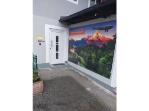 um quarto com uma parede com um mural de montanha em Apartment Obersalzberberg em Berchtesgaden