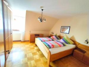 um quarto com uma cama com almofadas coloridas em Holiday home Mosella em Oberfell