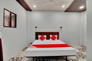 Ένα ή περισσότερα κρεβάτια σε δωμάτιο στο OYO The Village Resort