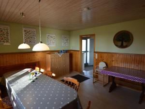 une salle à manger avec une table dans l'établissement Ferienhof Junge Modern retreat, à Wingst