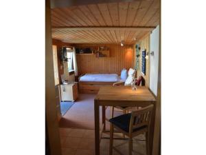 ein Schlafzimmer mit einem Bett und einem Tisch in einem Zimmer in der Unterkunft small beach flea in Wangerooge