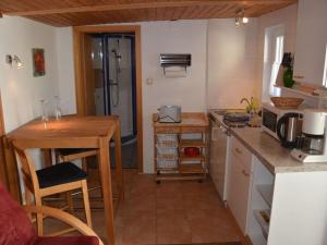 eine kleine Küche mit einem Tisch und einer Arbeitsplatte in der Unterkunft small beach flea in Wangerooge