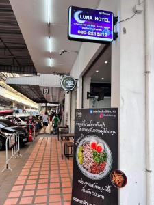 un restaurante con un cartel con un tazón de comida en Luna hotel สถานีดอนเมือง en Ban Don Muang (1)