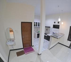 Кухня или мини-кухня в Griya Sukoharjo Homestay Jogja
