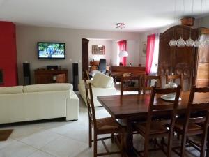 昂代爾諾萊班的住宿－Villa Alluro，客厅配有白色的沙发和桌子