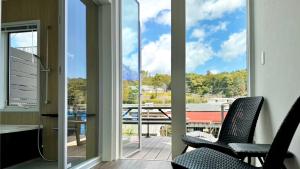 Pokój z widokiem na balkon z 2 krzesłami w obiekcie 加美屋リゾート伊勢神宮 おかげテラス w mieście Uji