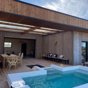 una casa con piscina su un ponte di Magnifique villa écologique piscine jacuzzi a Clarensac