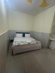 מיטה או מיטות בחדר ב-Moonlight hotel greater Noida
