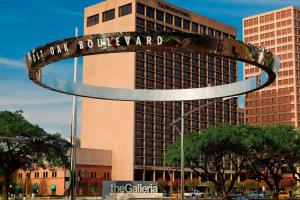 un edificio alto con un cartel delante en The Westin Oaks Houston at the Galleria en Houston