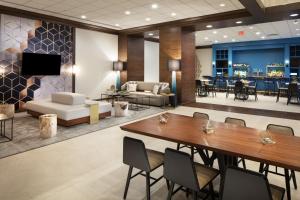 休斯頓的住宿－The Westin Oaks Houston at the Galleria，大堂设有桌椅和沙发。