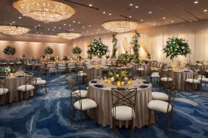 ヒューストンにあるThe Westin Oaks Houston at the Galleriaの宴会場(テーブル、椅子、シャンデリア付) +37枚の写真