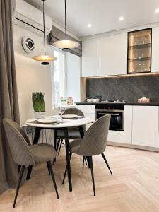 Η κουζίνα ή μικρή κουζίνα στο Апартаменти VIP з видом на Театр - Мережа HELEN