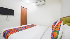 Postel nebo postele na pokoji v ubytování FabHotel Vishala In
