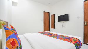 Postel nebo postele na pokoji v ubytování FabHotel Vishala In