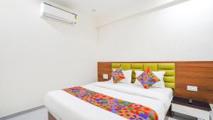 Postel nebo postele na pokoji v ubytování FabHotel Vishala In