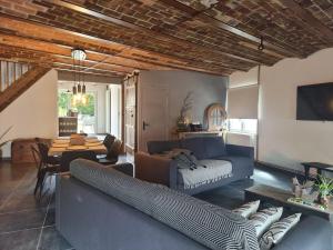 ein Wohnzimmer mit Sofa und Tisch in der Unterkunft Échappée belle en baie de Somme in Saint-Quentin-Lamotte-Croix-au-Bailly