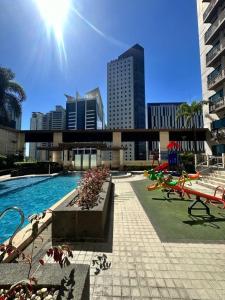 una piscina en medio de una ciudad en The Pearl - BGC McKinley Park 2BR en Manila