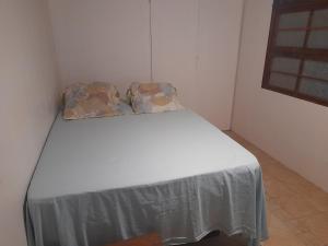 阿瓦托魯的住宿－HINAMOE LODGE，配有2个枕头的白色床