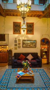 a living room with a couch and a table at Dar Rehla in Tétouan