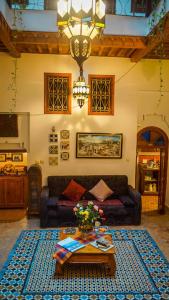 sala de estar con sofá y mesa en Dar Rehla en Tetuán