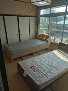 Giường trong phòng chung tại 名高儀の宿