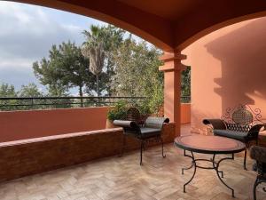 d'une terrasse avec des chaises et des tables sur un balcon. dans l'établissement Dar Tahra, à Casablanca