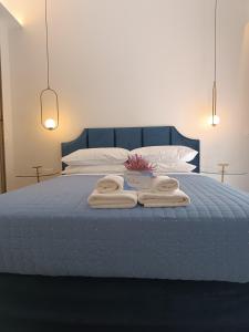 ein Bett mit zwei Handtüchern darüber in der Unterkunft MUSES LUXURY SUITES in Korfu-Stadt
