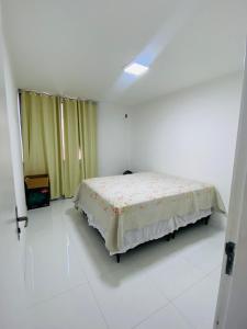 Een bed of bedden in een kamer bij Apartamento Amplo Luzia Próx Shopping Jardins